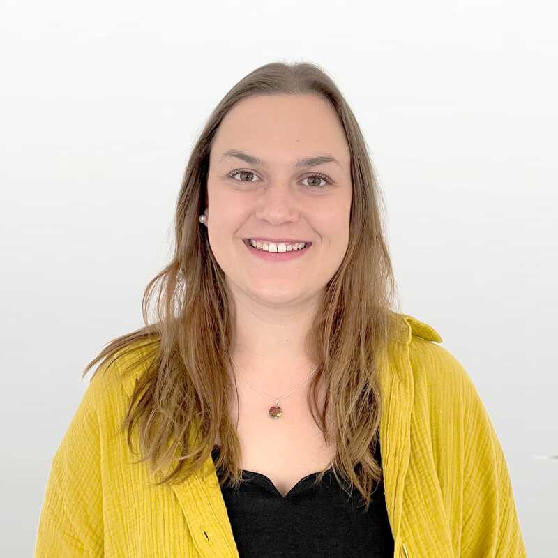 Bild einer jungen Frau mit hellen, langen Haaren