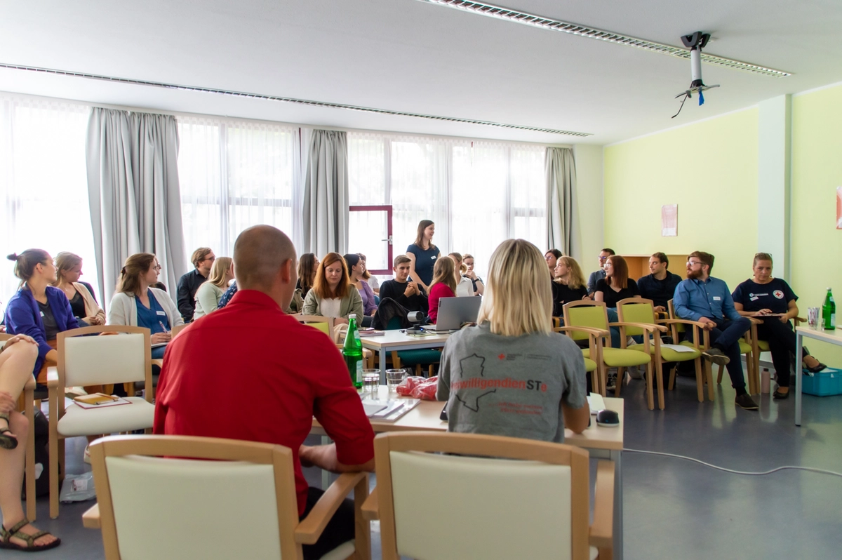 Foto aus dem Seminarraum in der Seminarakademie Foto aus dem Seminarraum in der Seminarakademie mit den teilnehmenden Teamer:innen und Mitarbeiter:innen der Freiwilligendienste