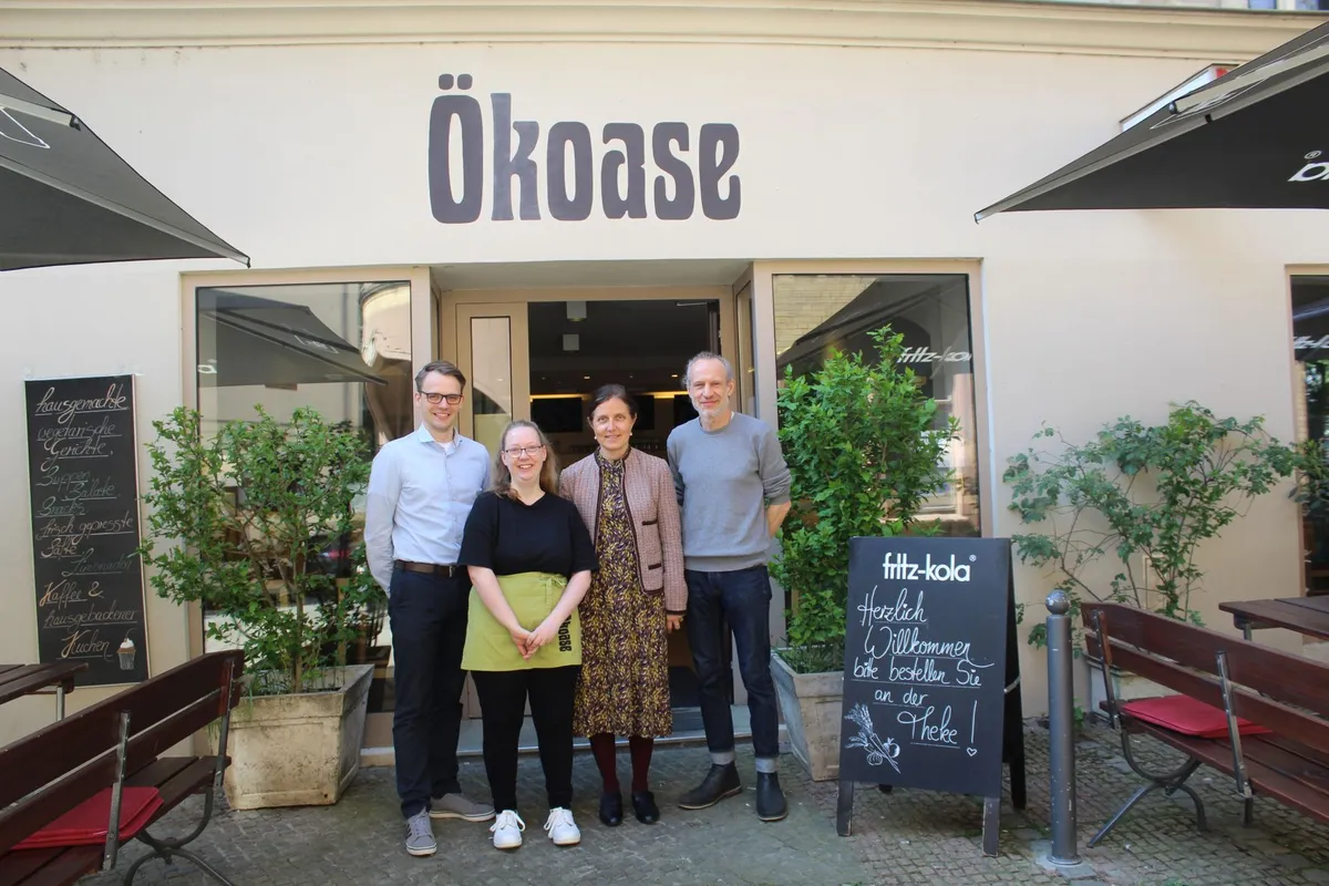 Gruppenbild vor der Ökoase Gruppenbild vor der Ökoase