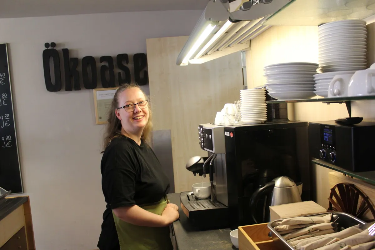 Lea bei der Arbeit am Kaffeeautomaten Lea bei der Arbeit am Kaffeeautomaten