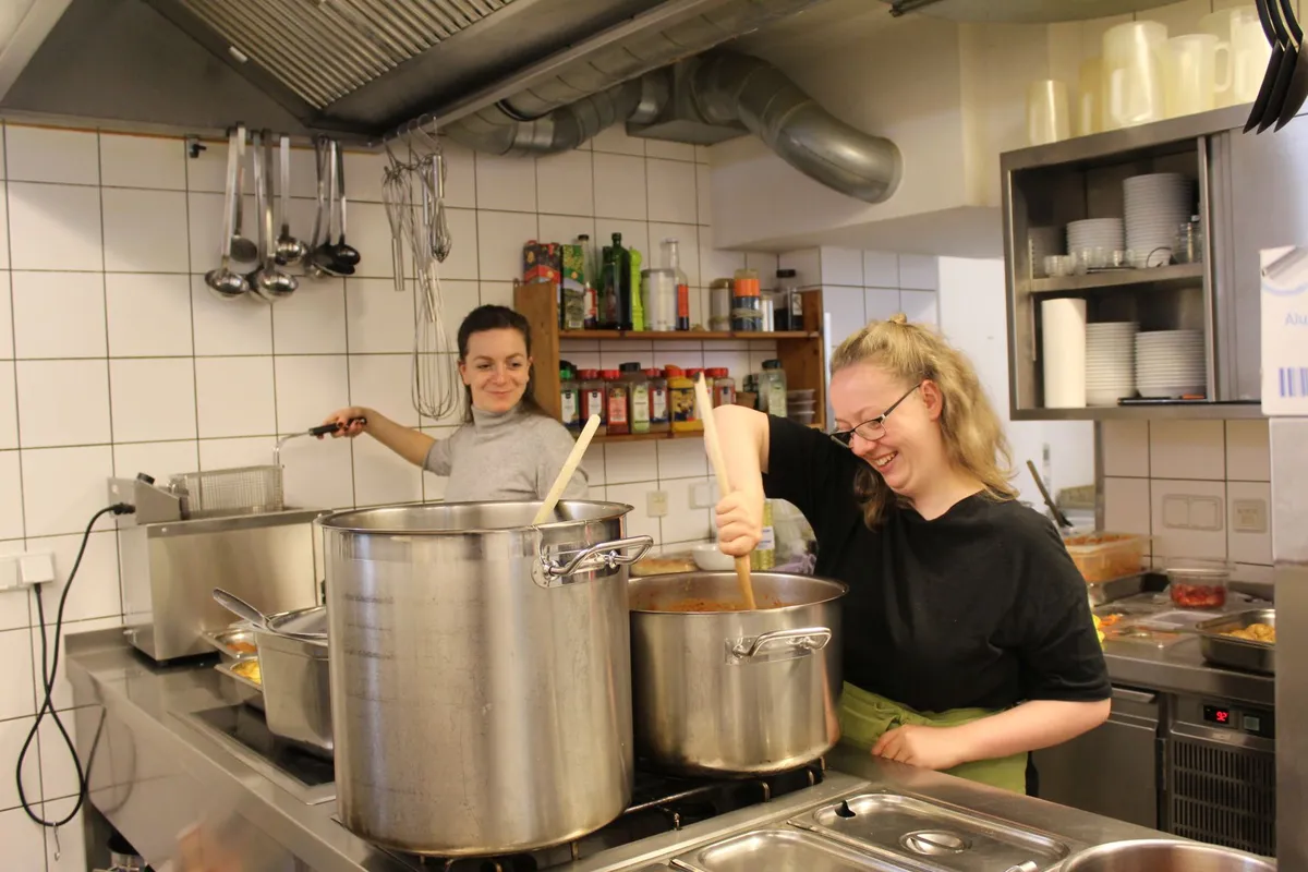 Lea bei der Arbeit in der Küche der Ökoase Lea bei der Arbeit in der Küche der Ökoase