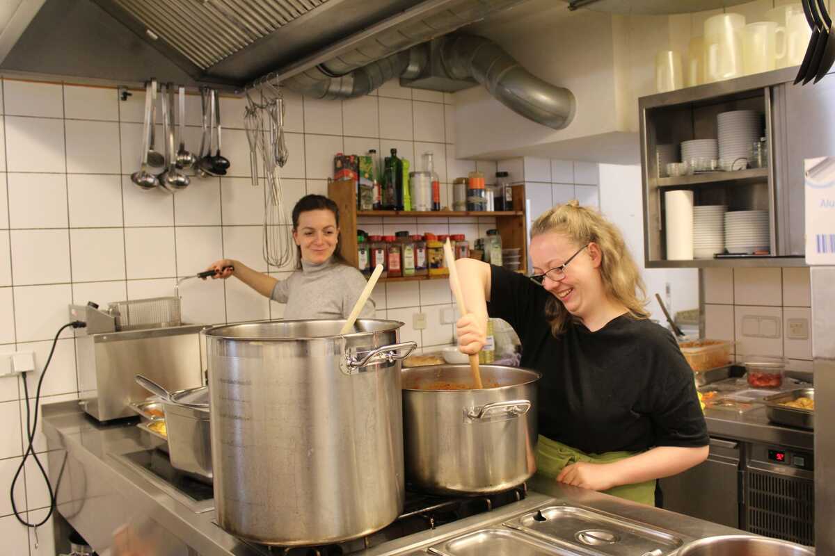 Lea bei der Arbeit in der Küche der Ökoase