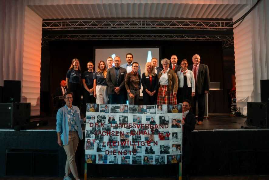 symbolische Bannerübergabe an die Politiker gegen geplante Kürzungen