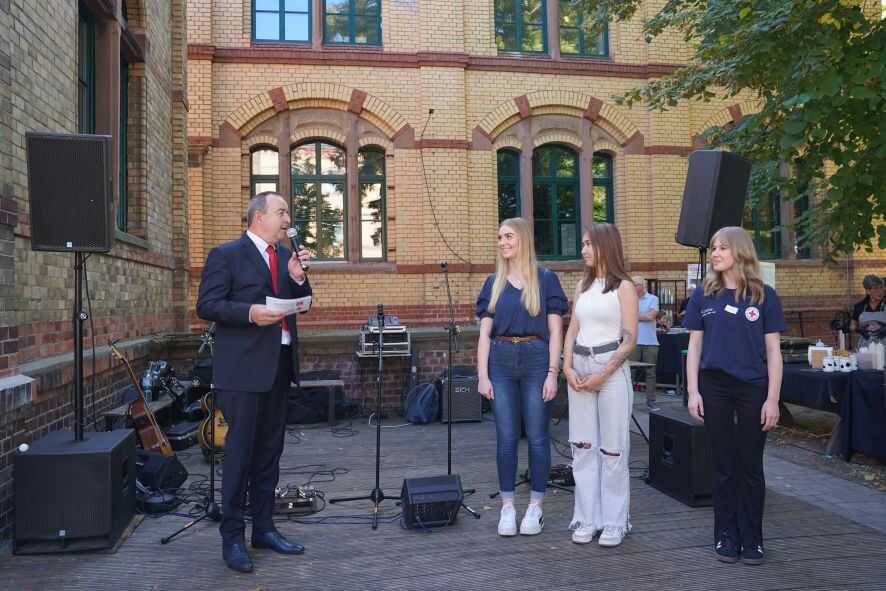 symbolische Ehrung von Freiwilligen für ihr Engagement durch Andreas Lehning