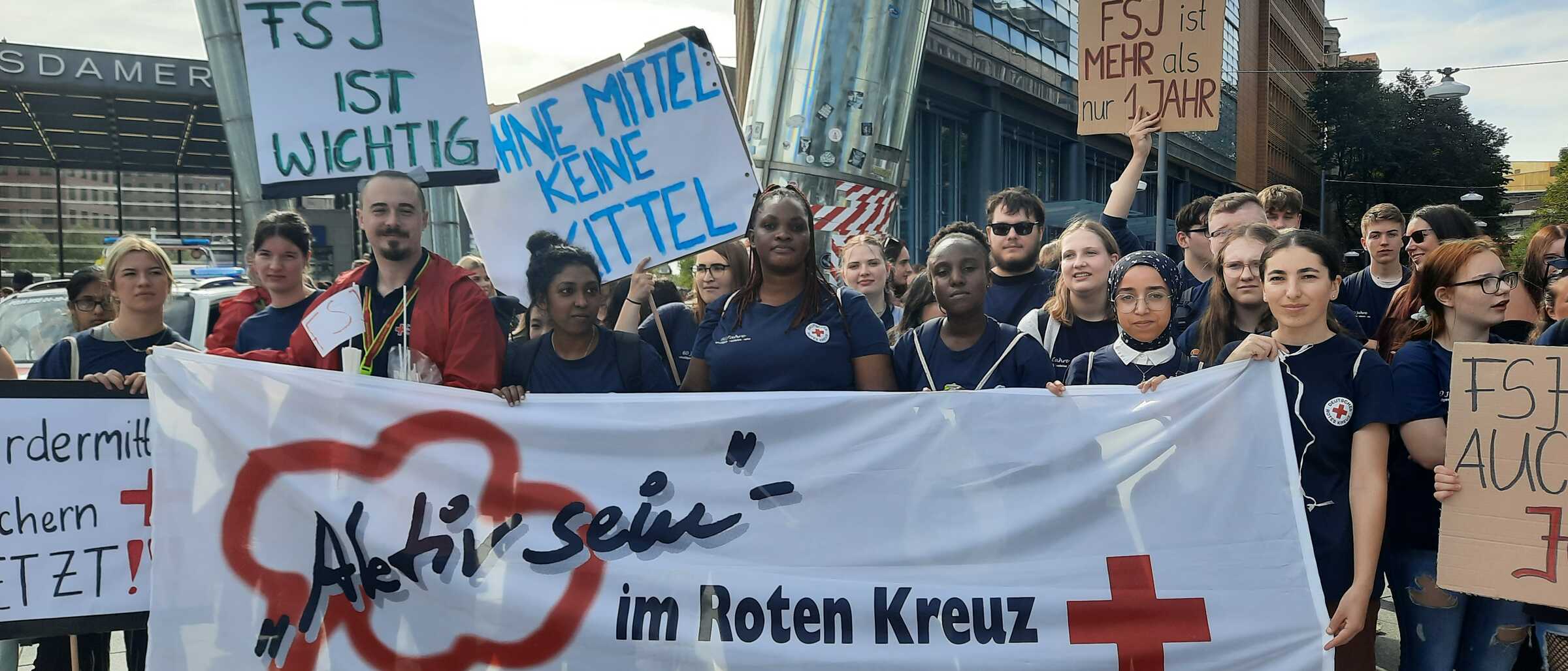 Protestierende Freiwillige auf der Demo in Berlin