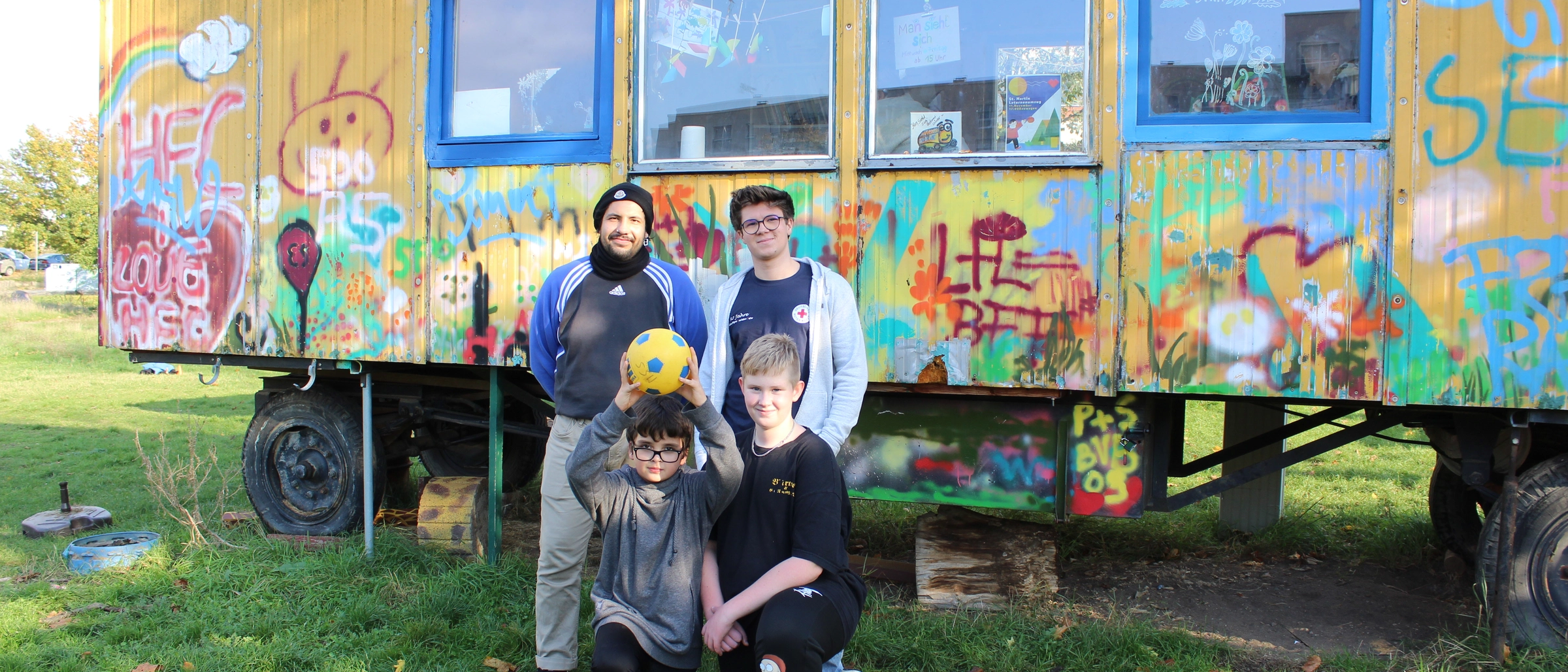 FSJler mit Kindern vor Bauwagen