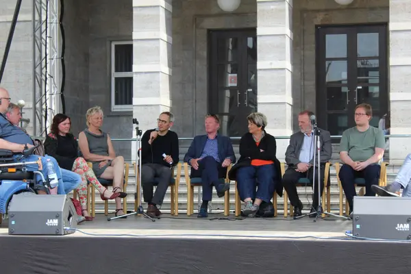 Bilder der Podiumsdiskussion - am Milkrofon Vinzenz Schwarz