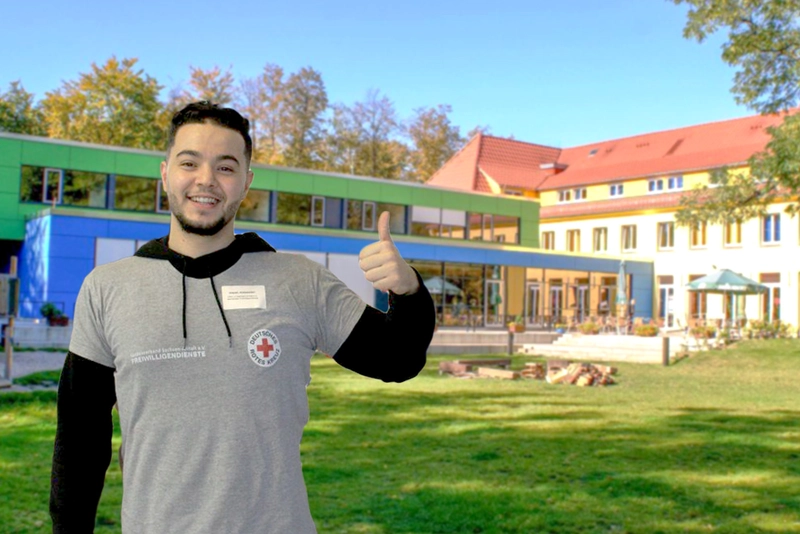 Herr Attalah vor der Jugendherberge Dessau