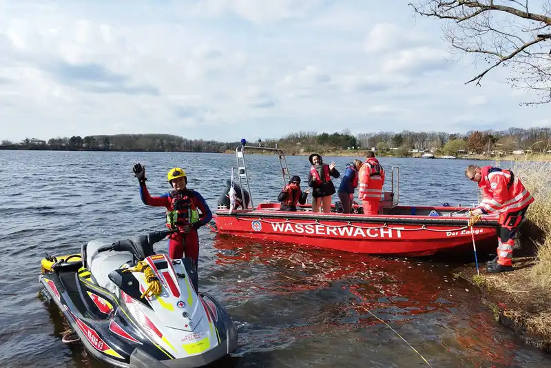 Die BFDler beim Besuch der Wasserwacht in Burg