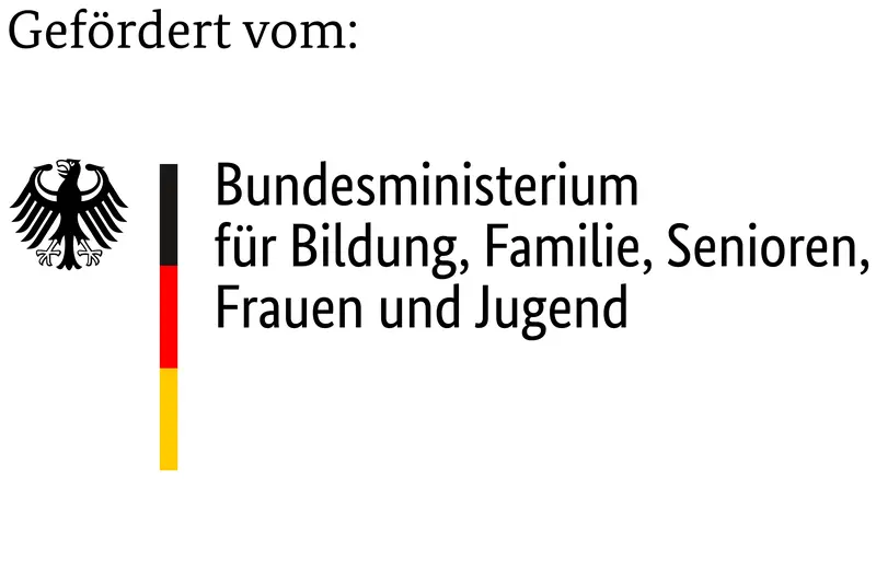 Logo Bundesministerium für Bildung, Familie, Senioren, Frauen und Jugend Logo: Oben steht Gefördert vom, darunter Bundesministerium für Bildung, Familie, Senioren, Frauen und Jugend. Links ist der Bundesadler. Getrennt wird der Bundesadler vom Schriftzug duch einen vertikalen schmalen Balken, in den Farben der Deutschlandflagge - schwarz, rot, gold.